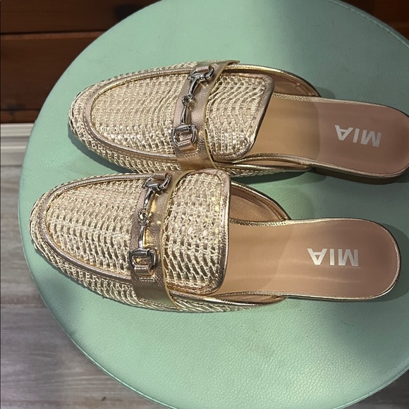Elegant Gold Woven Mules NWT - Picture 4 of 6